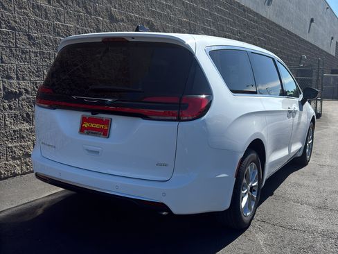 New 2027 Chrysler Pacifica Select AWD/4WD image 4