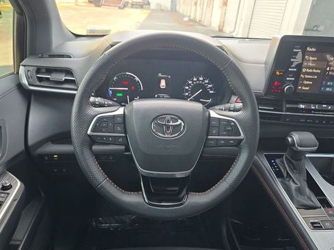 Used 2022 Toyota Sienna XSE image 11
