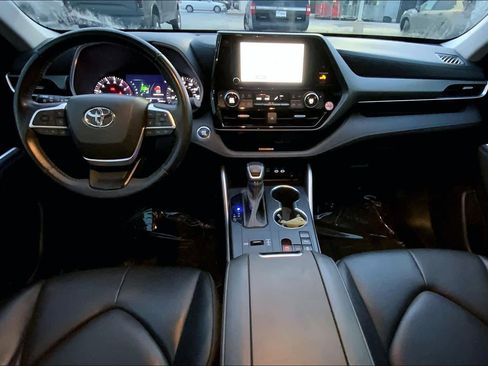 Used 2023 Toyota Highlander XLE image 14