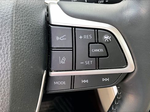 Used 2022 Toyota Highlander XLE FWD image 23