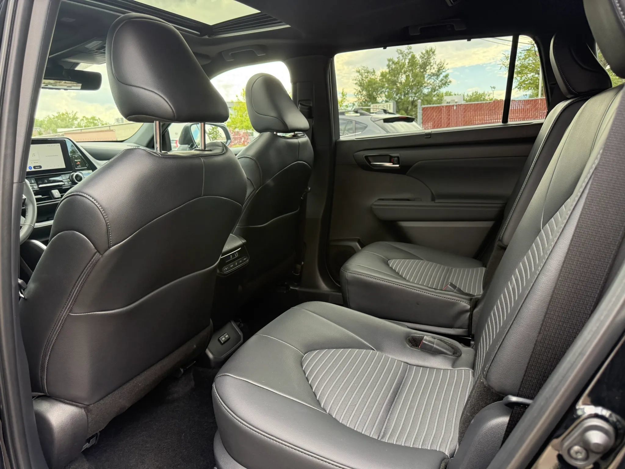 Used 2025 Toyota Highlander XSE AWD/4WD image 12