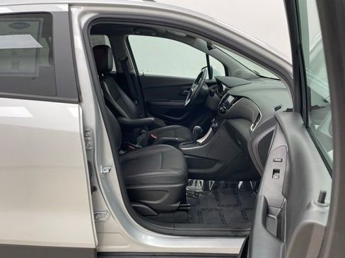 Certified 2022 Chevrolet Trax LT w/ LT Convenience Package image 12