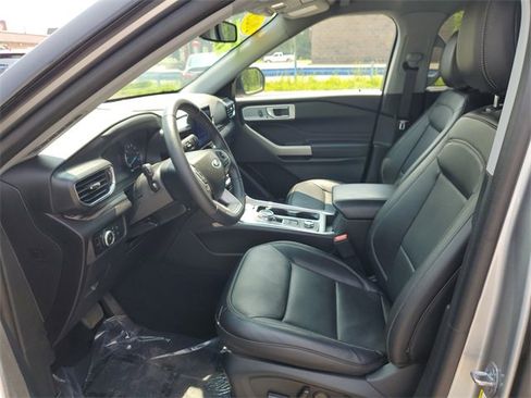 Used 2023 Ford Explorer Limited image 13