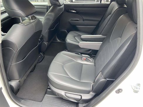 Used 2021 Toyota Highlander XLE image 21