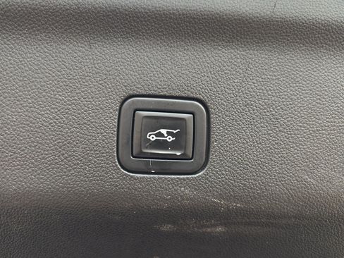 Used 2021 Chevrolet Tahoe Premier w/ Premium Package RWD image 33