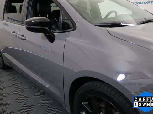 Used 2025 Chrysler Pacifica Limited image 4