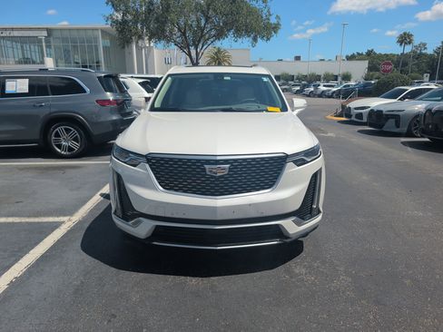 Used 2022 Cadillac XT6 Premium Luxury w/ Technology Package FWD image 2
