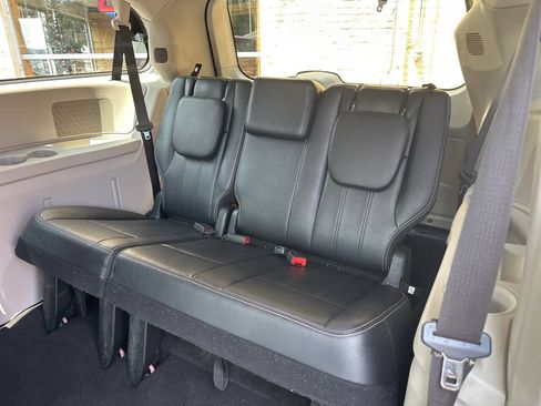Used 2014 Chrysler Town & Country Touring FWD image 8