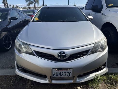 Used 2012 Toyota Camry SE image 2