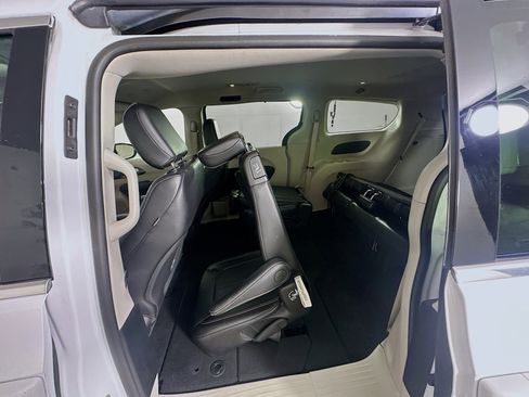 Used 2024 Chrysler Pacifica Touring-L image 27