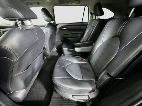Used 2022 Toyota Highlander XLE FWD image 24