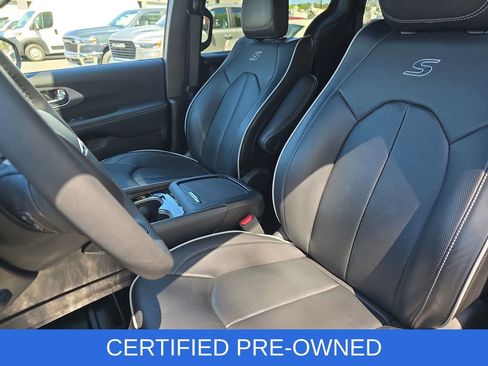 Used 2025 Chrysler Pacifica Limited image 15