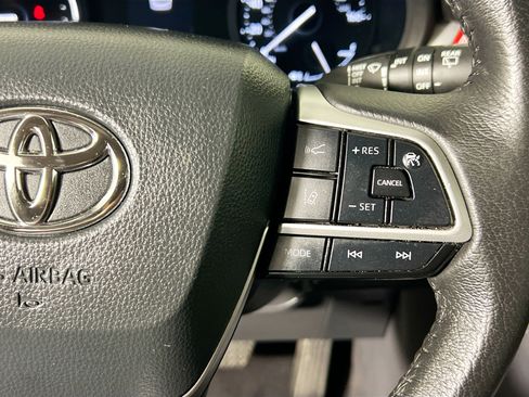 Used 2024 Toyota Sienna XLE FWD image 19