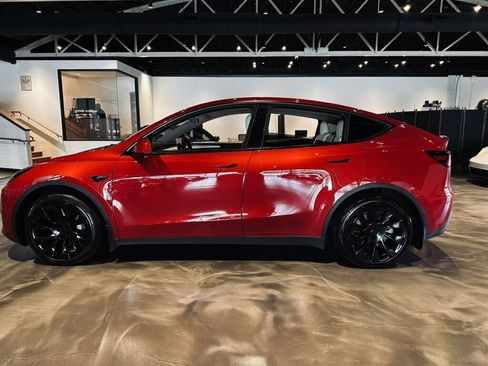 Used 2023 Tesla Model Y AWD image 2