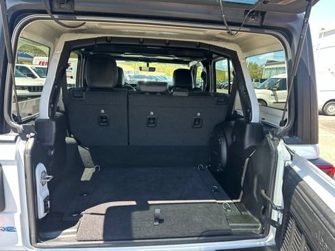 Used 2023 Jeep Wrangler Unlimited Sahara w/ Cold Weather Group AWD/4WD image 7