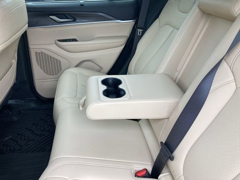 Used 2023 Jeep Grand Cherokee Limited w/ Luxury Tech Group II AWD/4WD image 13