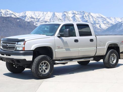 Used 2005 Chevrolet Silverado 2500 LS w/ Heavy-Duty Power Package AWD/4WD image 2
