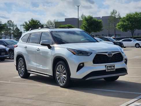 Used 2022 Toyota Highlander Platinum image 2