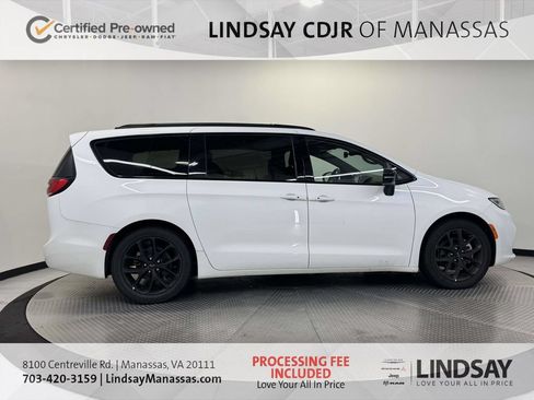 Certified 2025 Chrysler Pacifica Limited FWD image 9