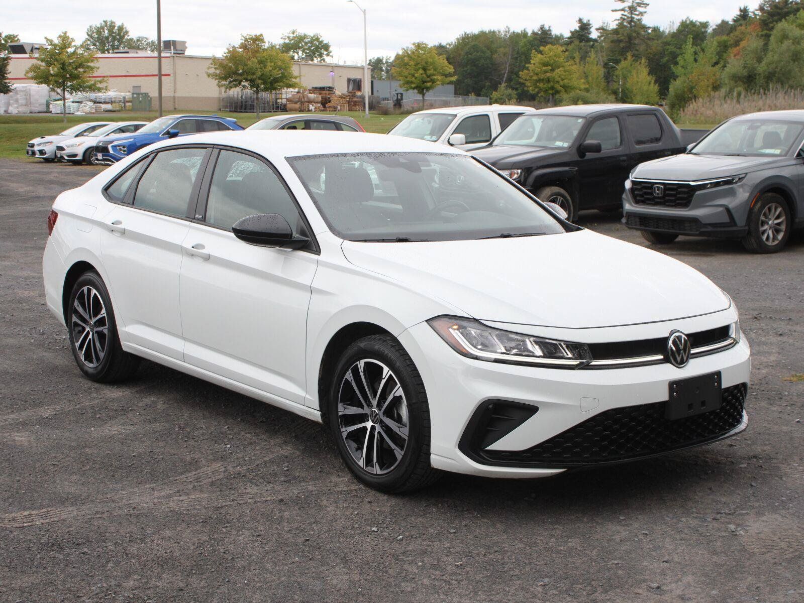 Used 2025 Volkswagen Jetta Sport FWD image 3