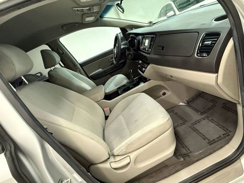 Used 2017 Kia Sedona LX image 23