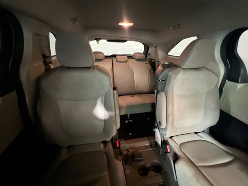 Used 2021 Toyota Sienna LE FWD image 33