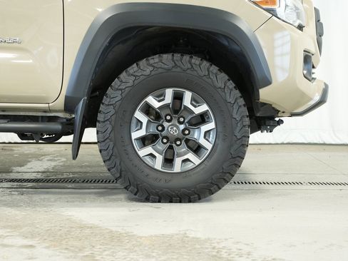 Used 2019 Toyota Tacoma TRD Off-Road w/ Technology Package image 39