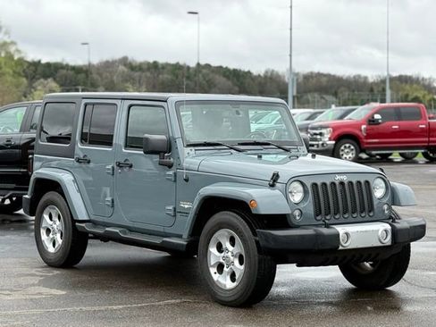 Used 2015 Jeep Wrangler Unlimited Sahara w/ Dual Top Group AWD/4WD image 31