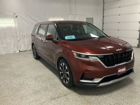 Used 2022 Kia Carnival EX image 5