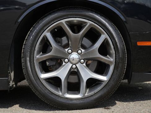 Used 2015 Dodge Challenger SXT image 10