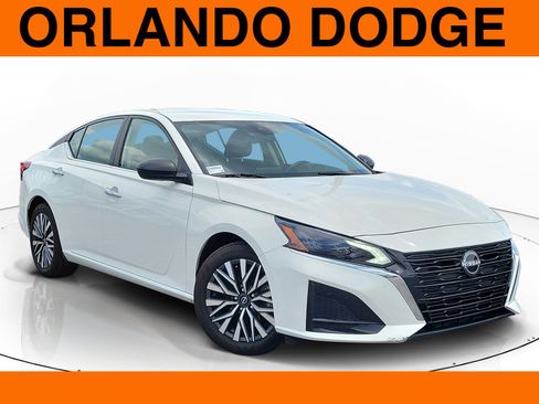 Used 2025 Nissan Altima 2.5 SV FWD image 1