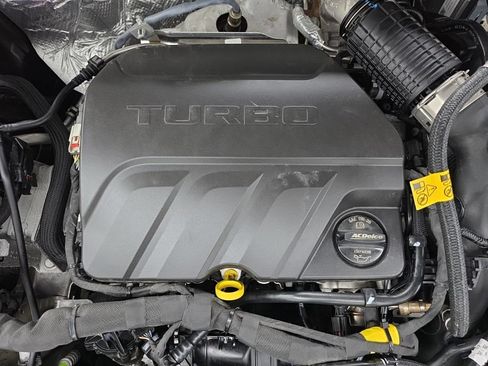 Used 2025 Chevrolet Trax RS FWD image 19