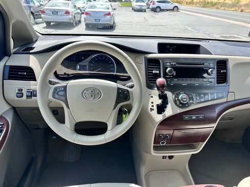 Used 2011 Toyota Sienna XLE FWD image 7
