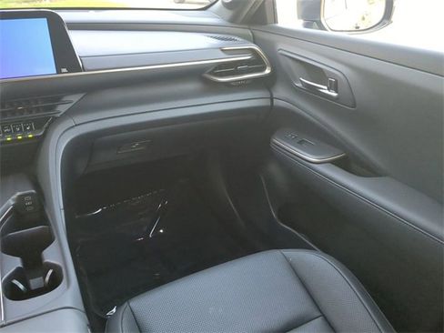 Used 2023 Toyota Crown Limited image 16