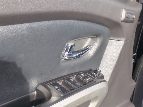 Used 2017 Nissan Titan SL image 24