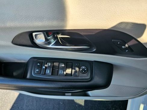 Used 2020 Chrysler Pacifica Limited w/ Tire & Wheel Group FWD image 25