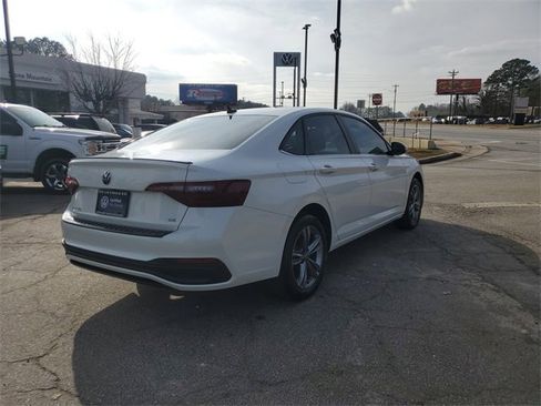 Certified 2023 Volkswagen Jetta SE image 4