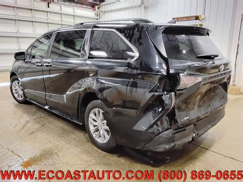 Used 2025 Toyota Sienna XLE FWD image 3