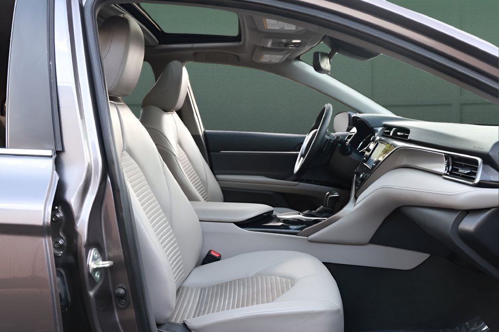 Used 2020 Toyota Camry SE w/ Convenience Package FWD image 22