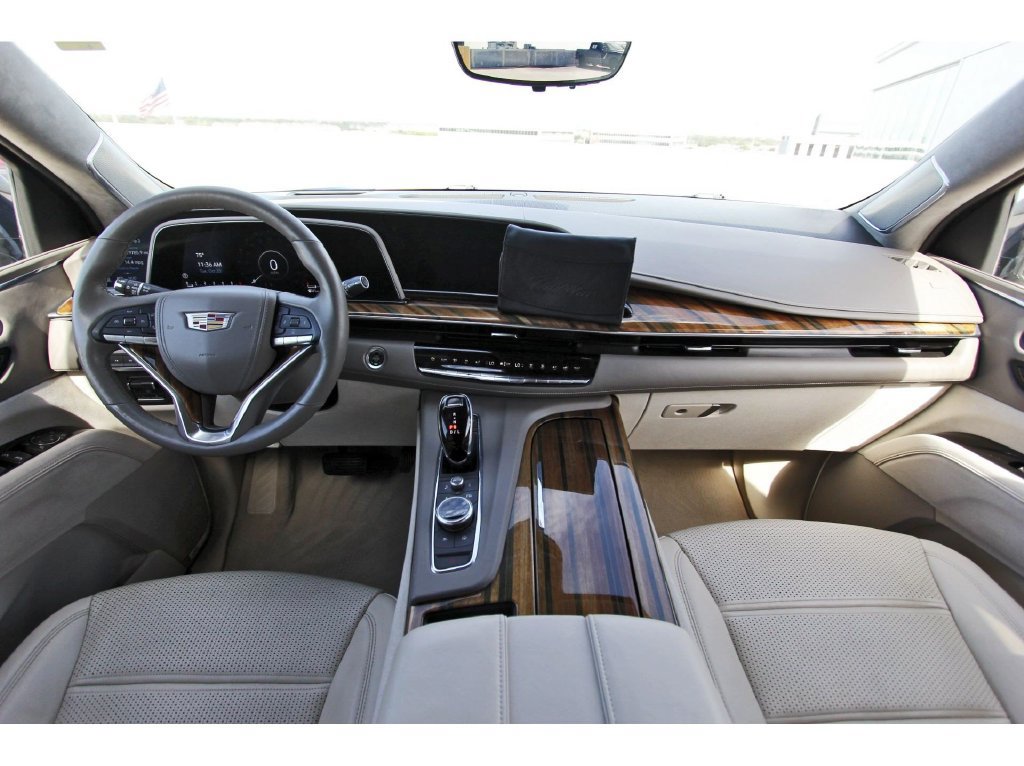 Used 2021 Cadillac Escalade Premium Luxury Platinum w/ Heavy-Duty Trailer Package AWD/4WD image 9