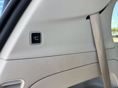 Used 2024 Chrysler Pacifica Touring-L FWD image 6