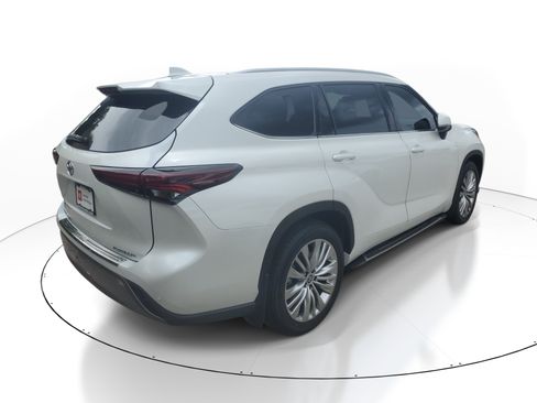 Certified 2024 Toyota Highlander Platinum FWD image 5