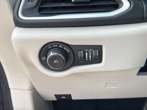 Used 2021 Chrysler Pacifica Touring-L image 9