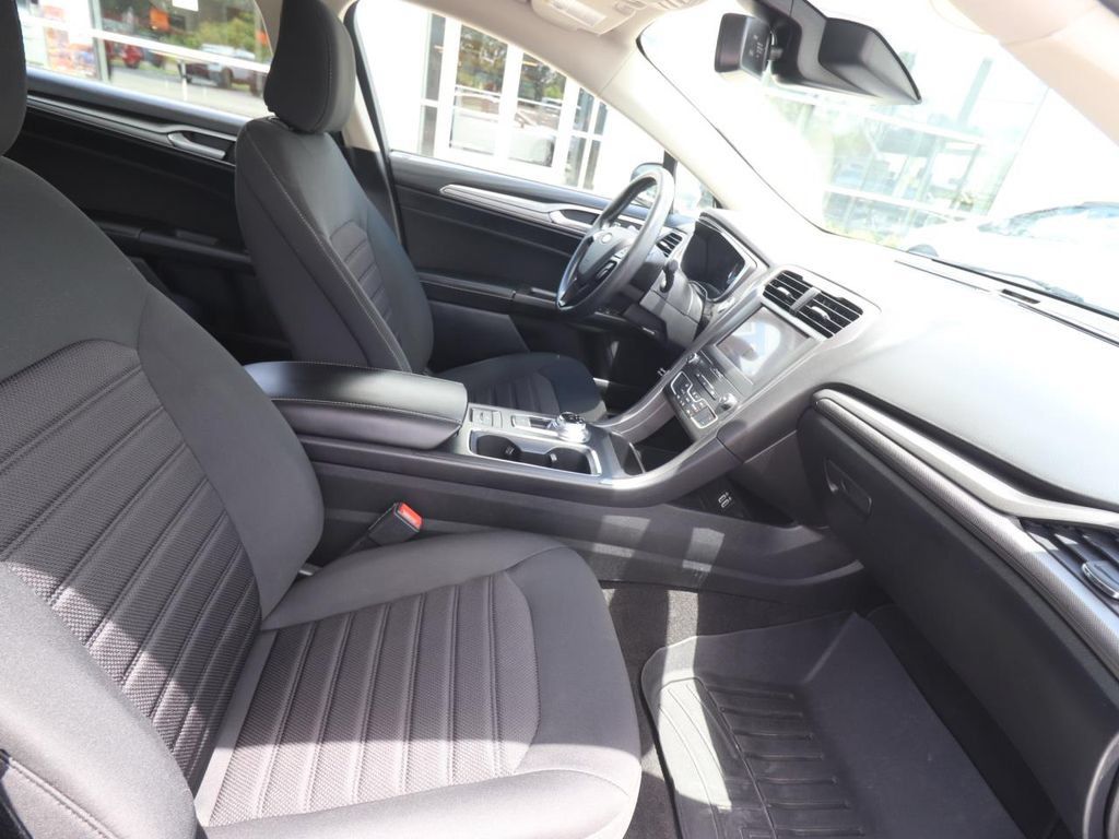 Used 2020 Ford Fusion SE FWD image 14