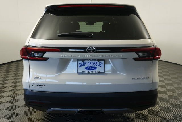 Used 2024 Toyota Grand Highlander AWD image 4