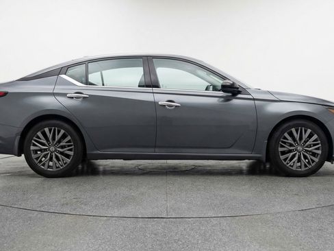 Used 2025 Nissan Altima 2.5 SV image 11