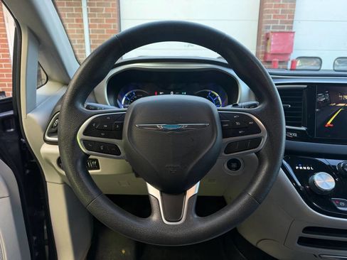 Used 2018 Chrysler Pacifica Touring Plus FWD image 11