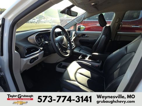 Used 2023 Chrysler Pacifica Touring-L FWD image 8