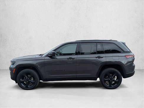 Used 2023 Jeep Grand Cherokee Altitude AWD/4WD image 9