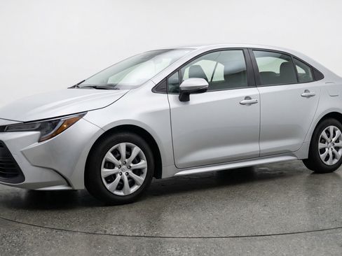 Used 2025 Toyota Corolla LE image 3